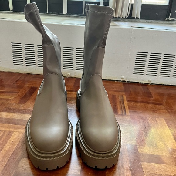 Pair of Chelsea boots NEVER worn… - Picture 2 of 8